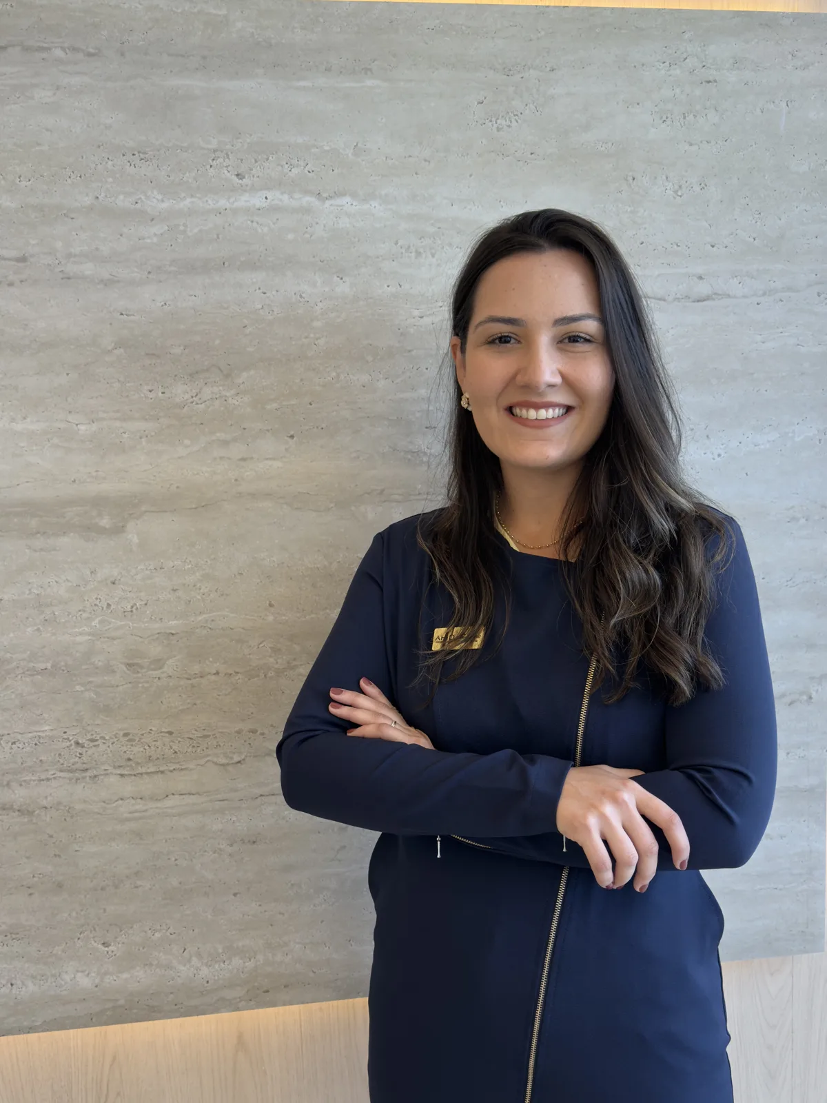 Dra. Beatriz Nogueira Ahid, de jaleco azul, na clínica Ahid Odontologia
